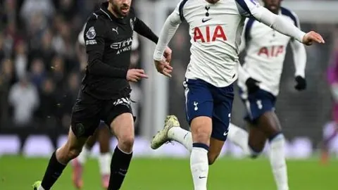 斯图加特昔日战友重逢，伊藤洋辉与郑优营交换战袍